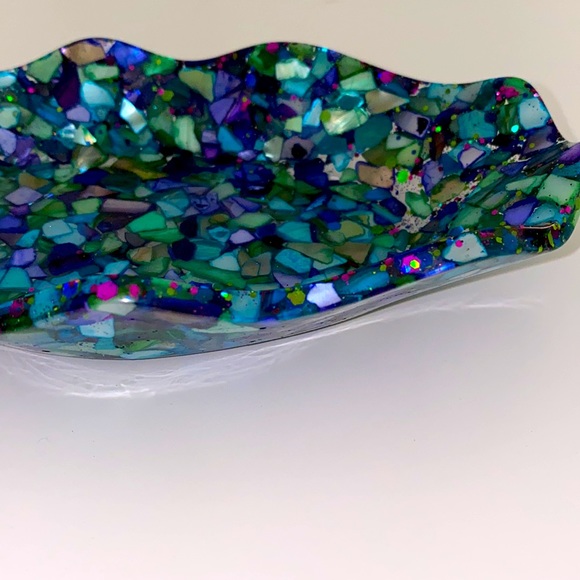 Oval Tray w/ Vibrant Sea Shell Pieces - Picture 4 of 6